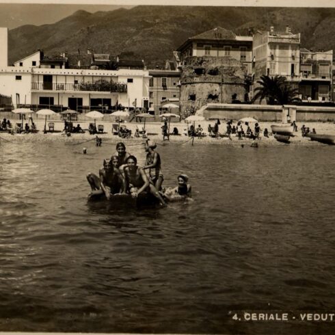 fine-anni-40---a-destra-si-intravede-il-muro-antisbarco---foto-associazione-ok-ceriale